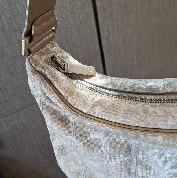 Chanel: CC Travel Line Nylon y2k Shoulder Bag - Picture 4 of 15